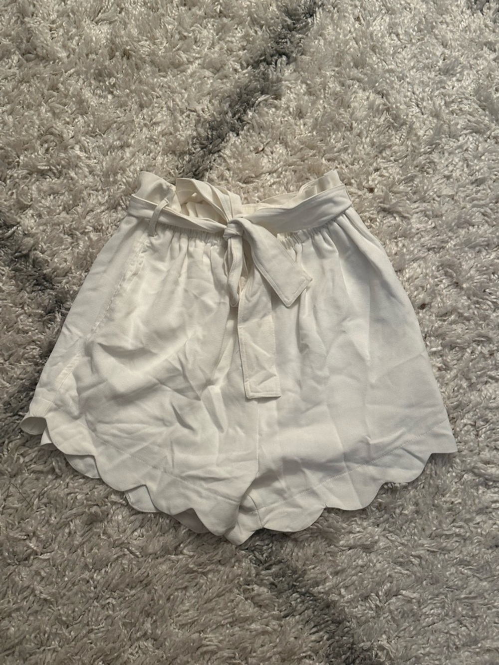 NWOT Blu Ivy Scalloped Hem Tie-Waist White Dress Shorts Size Small